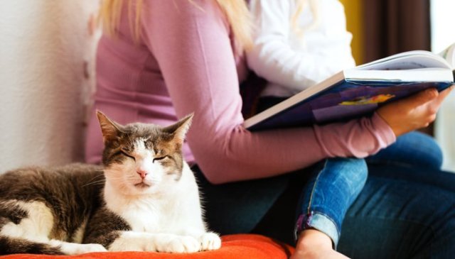 mom-with-daughter-and-cat